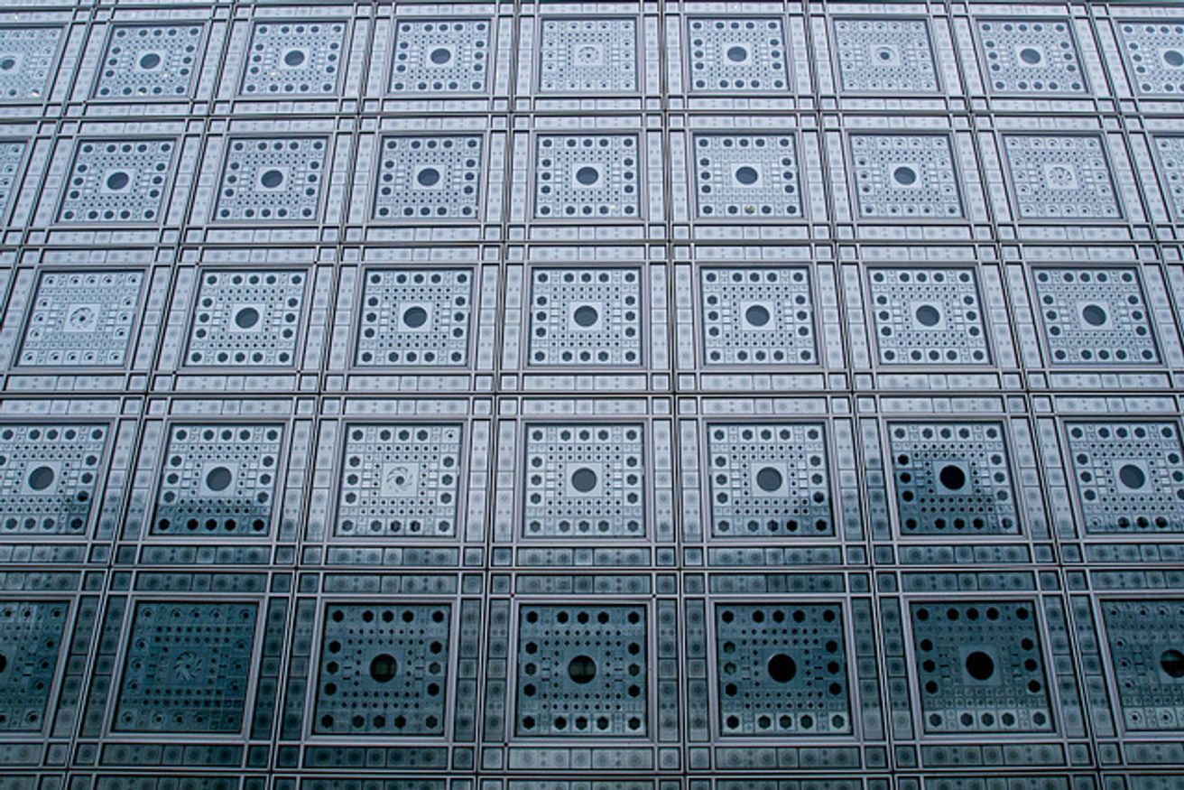 Institut du Monde Arabe, Parigi — Jean Nouvel e Architecture-Studio. Dettaglio della facciata sud: i diaframmi metallici reinterpretano la mashrabiya tradizionale. Fonte fotografica: Architectuul.