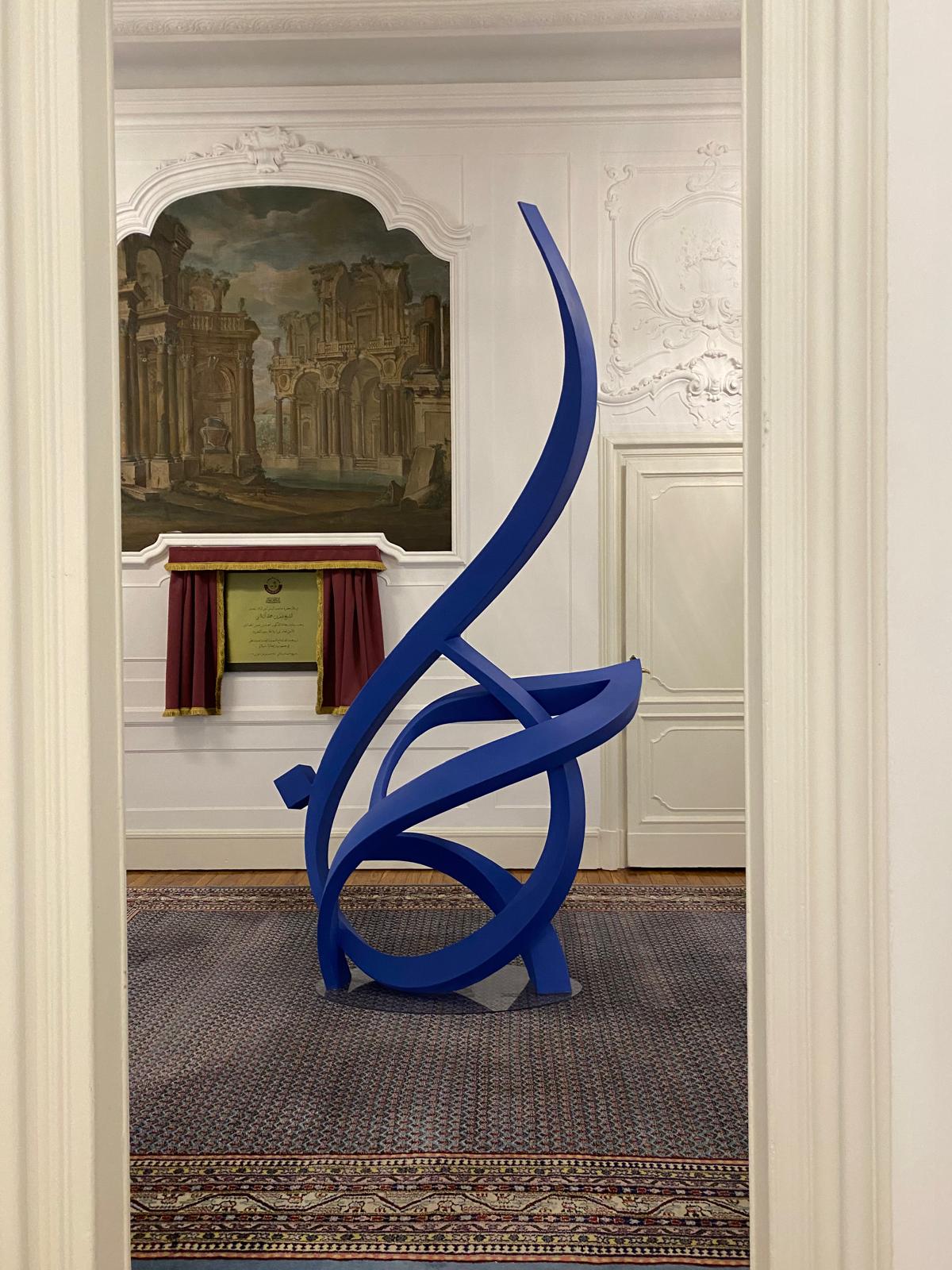 La scultura incorniciata dalla soglia