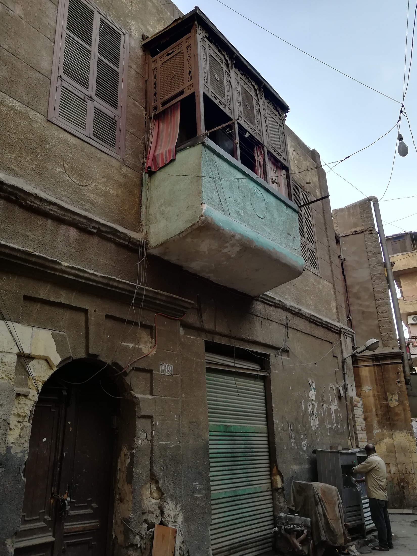 Mashrabiya nel quartiere Abbassia, Il Cairo: il graticcio ligneo come filtro tra casa e strada. Foto: Ashashyou / Wikimedia Commons, CC BY-SA 4.0. Immagine ridimensionata.