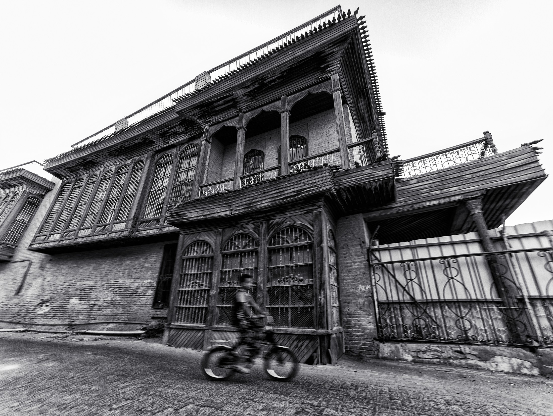 Casa al-Shawi, Baghdad: shanasheel e logge lignee nel tessuto storico. Foto: Omarfox ali / Wikimedia Commons, CC BY-SA 4.0. Immagine ridimensionata.