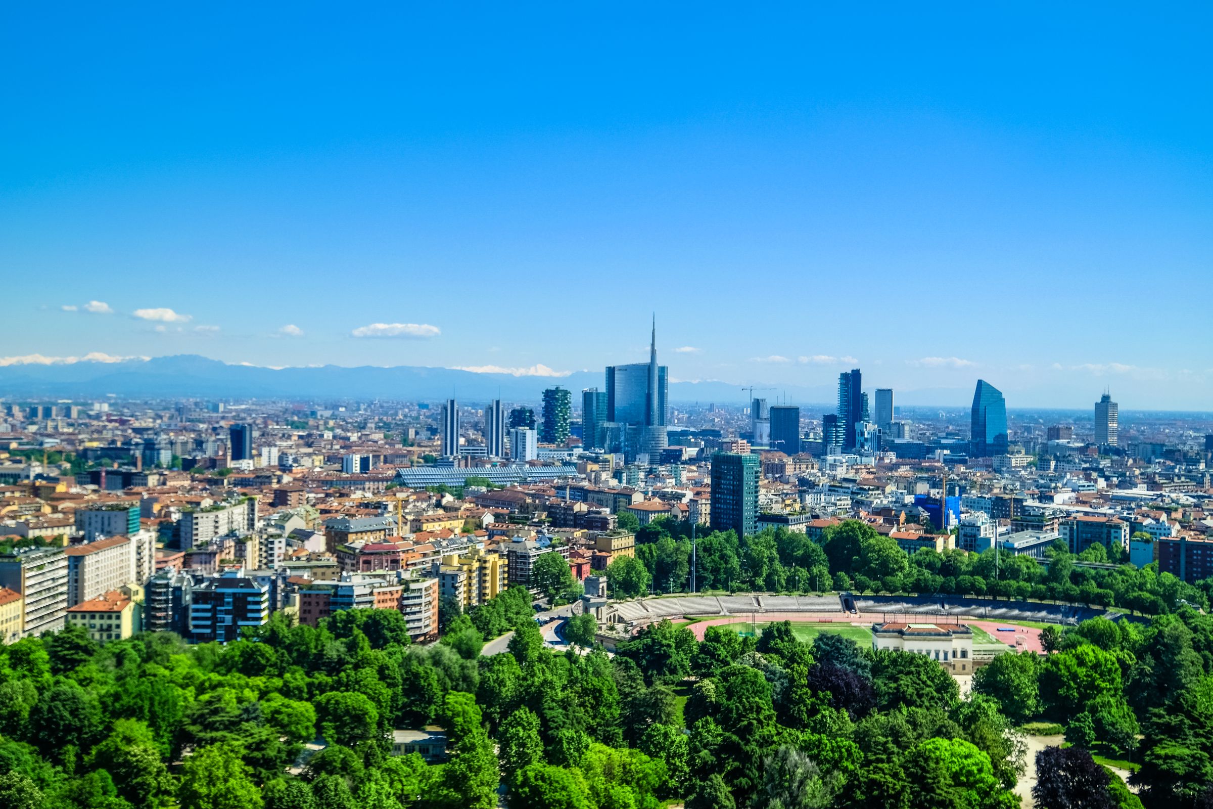 Milano Porta Nuova: la skyline nella riflessione sulle città contemporanee. Foto: ghostpresenter / Pexels (CC0).